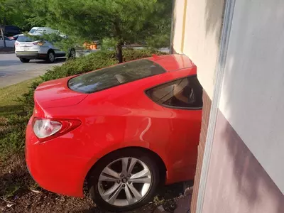 "예술작품이 아닙니다" 슈가로프밀즈몰에 차량 돌진