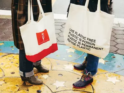 집에 쌓인‘토트백’이젠 골칫거리