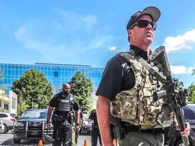 무장괴한 소동 '파이서브' 총기 소지 직원 2명 체포