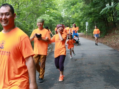 "함께 걸으니 너무 좋아요"