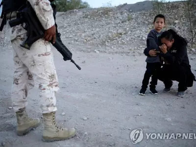 "국경 넘게 해주세요" 눈물의 모자 사진 반향