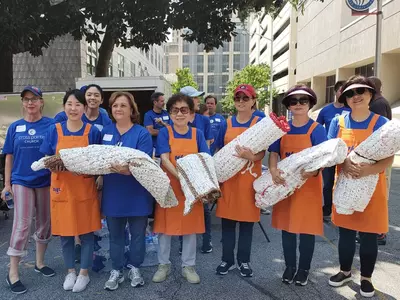 폐비닐로 매트 만들어 노숙자에 선물