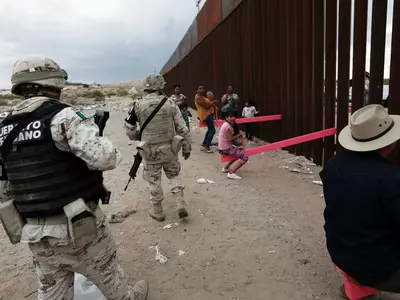 〈사진〉국경  가로지르는  ‘공존의  시소’