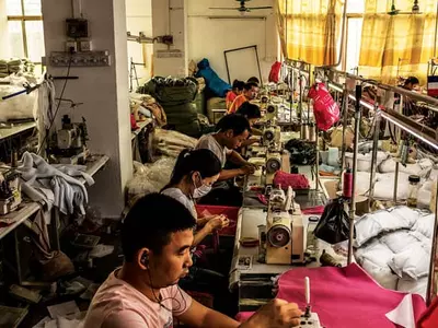 쌓여가는 상품 팔 새로운 시장 필요한 중국