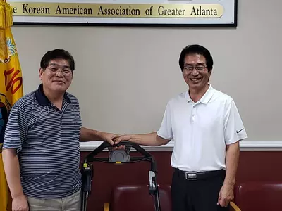 한인회에 '잔디깎이 기계' 선뜻 기부