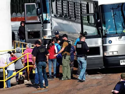 식품공장 급습 불체자 680명 체포