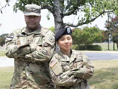 모병관 남편 따라 입대한 한인 아내