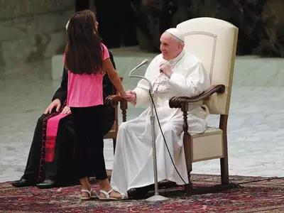 강론 중 단상 올라 활보한 소녀에  교황, 웃으며 “그대로 놔두세요”