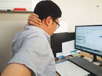 의자에 앉을 때 수건 말아 허리 받쳐주면 효과