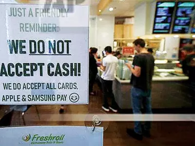 “현금은 안 받아요”식당·커피샵 중심 확산