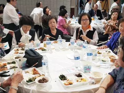 "어르신들 오늘 즐거운 하루 되세요"