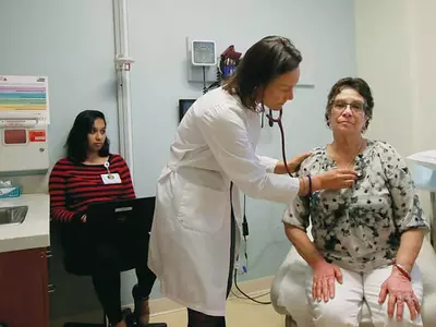 천정부지 치솟는 의료비, 기업도 직원도 운다