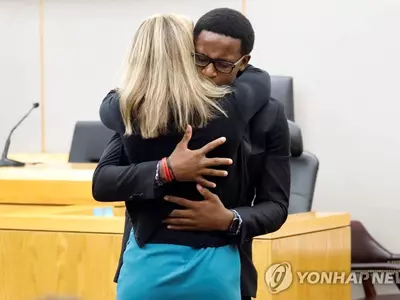 형 죽인 백인경관과 '용서의 포옹'