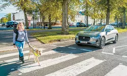 전동화 차량의 가상 엔진음...자동차 소음 사라지는 시대  보행자 안전 위한‘가짜 소음’