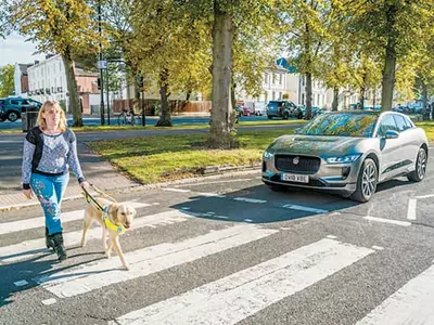 전동화 차량의 가상 엔진음...자동차 소음 사라지는 시대  보행자 안전 위한‘가짜 소음’