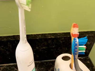 전동칫솔 vs 일반칫솔? 어떤 게 좋을까