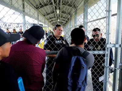 중미 이민자들“기다림에 지쳤다” 멕시코 국경 다리 점거·농성