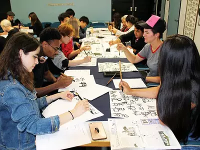 타인종 대학생 “난생 처음 붓글씨 써봐요”