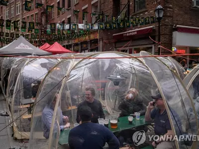 '코로나19 거리두기' 비닐 텐트서 술 마시는 뉴욕 시민들