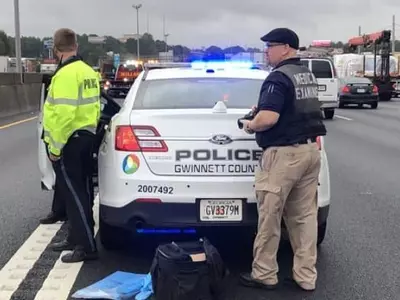 고속도로 한복판에 세워진 차량에서 여성 숨진채 발견