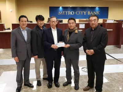 메트로시티은행, ‘사랑의 점퍼’ 성금 5천불 전달