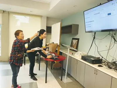 간병 기록 온라인 방식만… 한인 노인들‘답답’