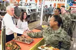 장병들에게 칠면조 고기 배급하는 펜스 부통령