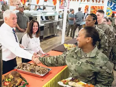 장병들에게 칠면조 고기 배급하는 펜스 부통령