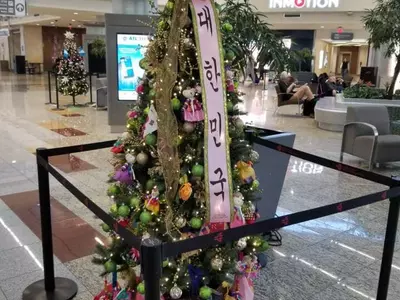 〈사진〉 애틀랜타 공항에 한국 성탄트리