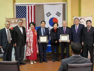 흥사단 전기현, 류영호씨에게 시상