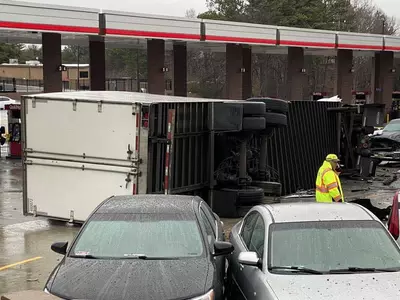 대형 트레일러 주유소 돌진