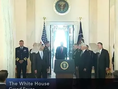 쏟아지는 빛속에 영웅처럼 등장한 트럼프…핵심참모 '병풍 도열'