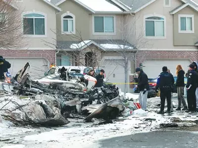주택가에 추락한 경비행기