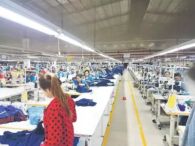 일감 없는데 임금은 올라…자바시장 ‘내우외환’