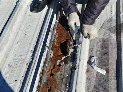 〈사진〉 한인회관 지붕 보수에 나선 전 건립위원들