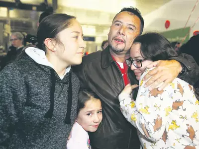 가족과 생이별 2년 ‘눈물 재회’…“가족분리정책 위법” 판결 추방부모 9명 LAX 재입국