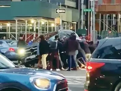 번쩍 들어올린 자동차