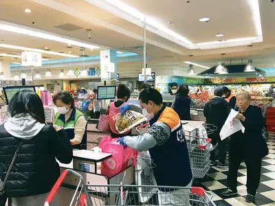 LA한인타운, 한인마켓·은행 “마스크 쓰고 근무”