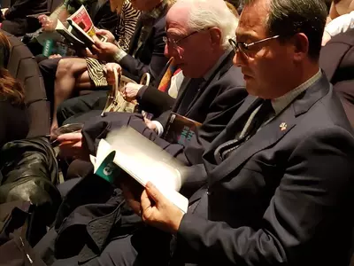 "뮤지컬 '어쩌면 해피엔딩' 보러오세요"