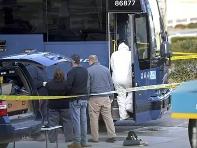 달리던 고속버스에서 총격…1명 사망·5명 부상