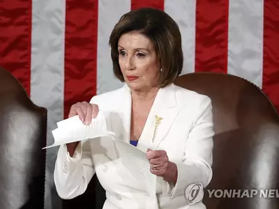 '한방씩 먹이다'…악수 외면한 트럼프, 국정연설문 찢은 펠로시