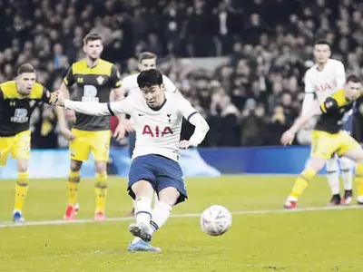 손흥민 시즌 14호골…4G 연속골로 16강 견인