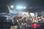 터키 여객기 착륙중 미끄러져 ‘세 동강’