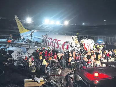 터키 여객기 착륙중 미끄러져 ‘세 동강’