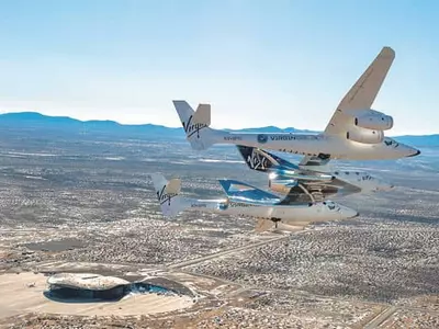 스페이스 포트 상공 비행하는 우주비행선