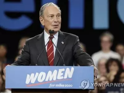 민주 후보들, ‘급부상’ 블룸버그 협공… “차별의혹 답변해야”