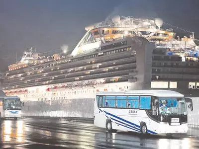 일본 크루즈 미국인 승객 300명 귀국길 올라