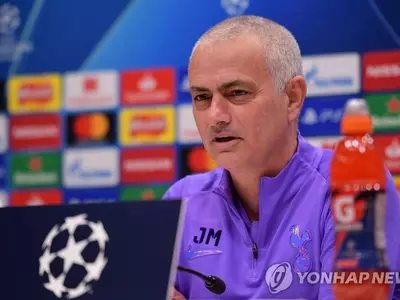 모리뉴 감독 "팔 골절 손흥민, 이번 시즌 복귀 확신 못 해"