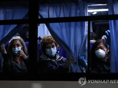 일본 크루즈선 '양성판정' 미국인 14명, CDC 반대에도 귀국