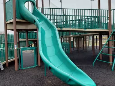 60대한인, 손주와 함께 미끄럼 타다 추락 중상